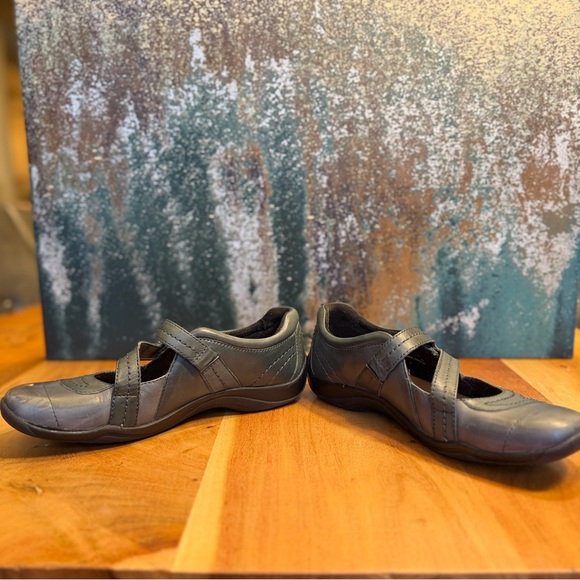 Clarks Artisan Kessa Agnes Leather Velcro Mary Jane Flats Size 7 (EUC) - Picture 5 of 15
